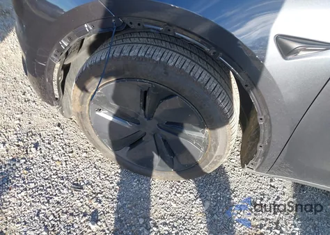 2026 Tesla Model Y Long Range Launch Series/Premium All-Wheel Drive z USA, uszkodzony, nr VIN 7SAYGDEE8TA460619